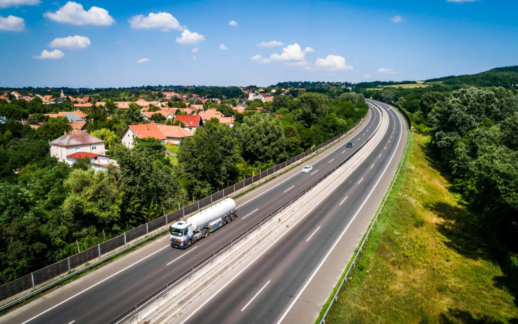 Átadták az M7-es sztráda újabb felújított szakaszát