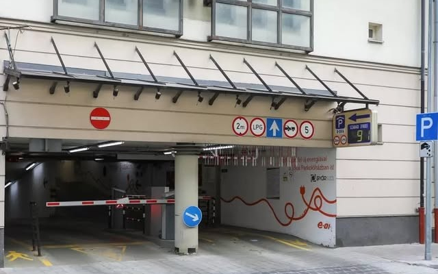 Szerdától csak a bérletesek használhatják a Jókai parkolóházat