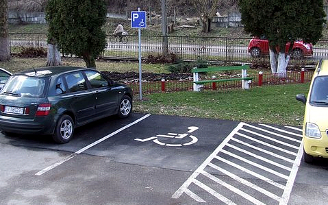 Mozgássérülttel verekedett össze egy fiatal parkolóhely miatt 