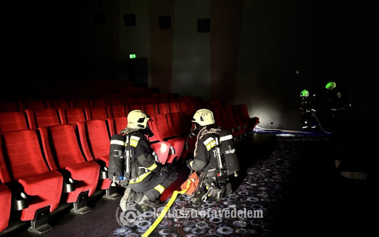 Tűz volt a moziban – gyakorlatoztak a tűzoltók