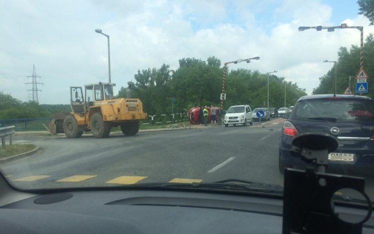 Markoló és személyautó ütközött a Pápai úton