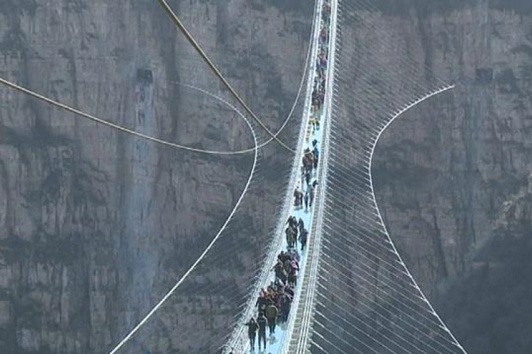 Üvegpadlós hidat adtak át 288 méter magasban