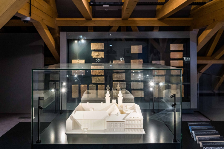 Titkok a templompadláson