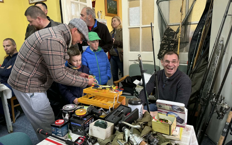 Imádták a horgászok a retró felszereléseket az első börzén