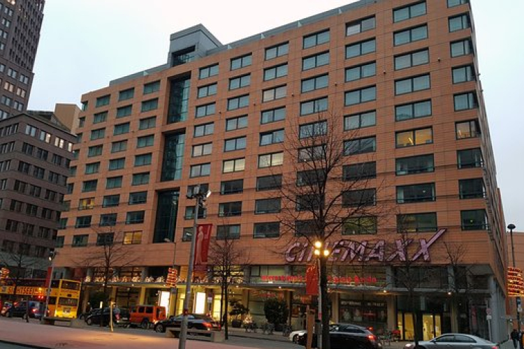 Tizenegy emeletes luxushotel lángolt Berlin központjában