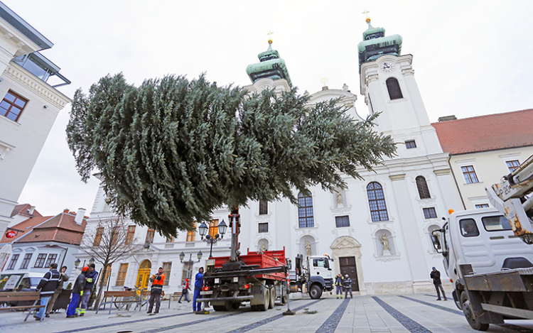 Készülődik a város az ünnepekre 