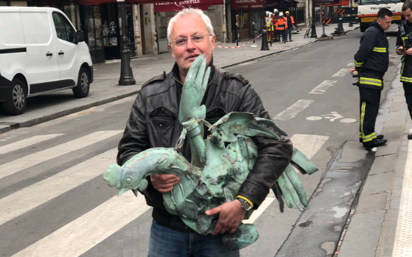 Elolvadt a Notre Dame kakasa, de az ereklyetartó megmenekült