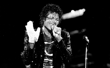 Licitálni lehet Michael Jackson dedikált, híres fekete dzsekijére