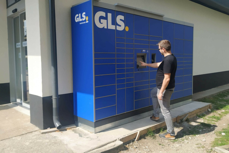 Bokatörő csomagautomata a Jereváni úton