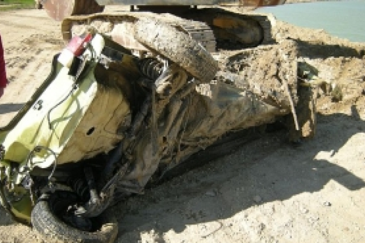 Autókat törtek fel, loptak el - fotókkal, videóval