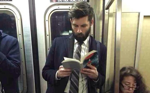 Könyvet olvasó pasik most a menők az Instagramon!