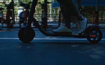 E-roller csak bukósisakban