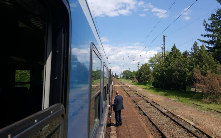 Késnek a vonatok, fák dőltek a sínekre 