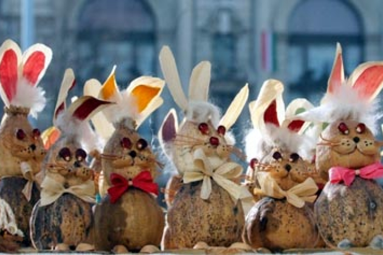 Megnyílt a győri húsvéti kézműves vásár az Arany János utcában