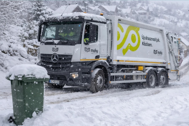 A hó ellenére rendben elindultak gyűjtőkörútjukra a kukásautók