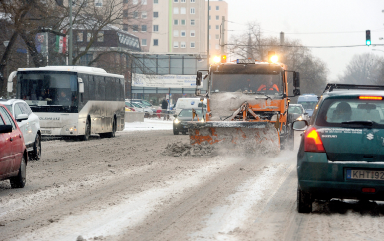 A mentők több esethez hókotróval együtt mennek