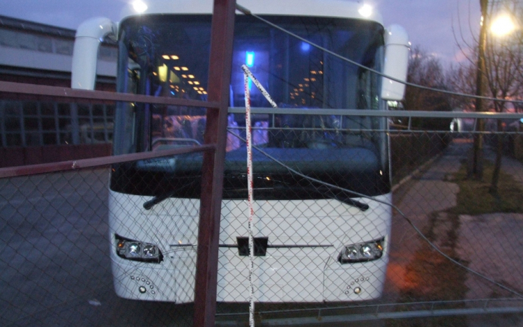 Buszt akart lopni, kerítésnek ütközött vele Győrben
