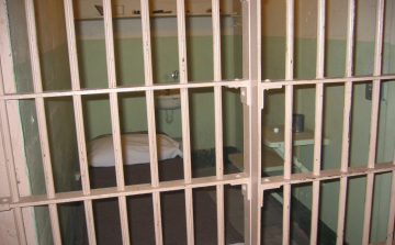 Felfüggesztett börtön a gyanúsítottat megverő rendőrnek