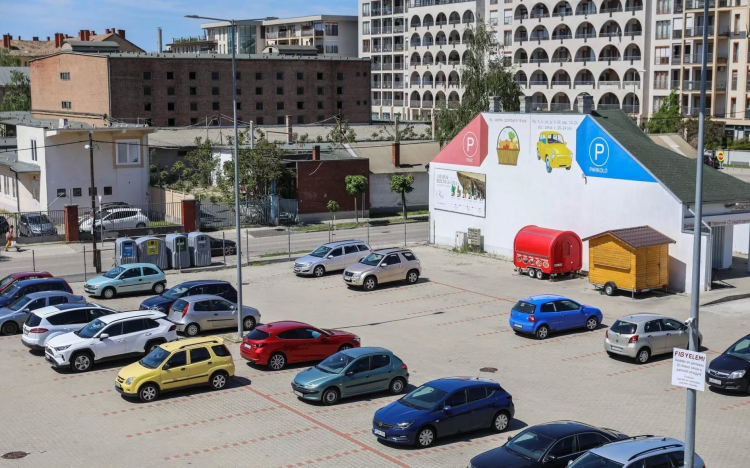 Ingyenes lesz egy ideig a Tarcsay utcai parkoló