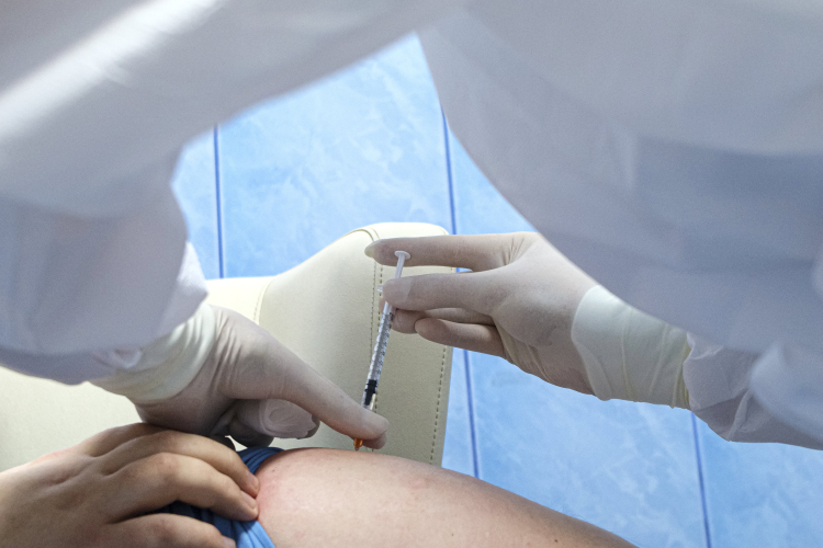 A francia parlament megkezdte a védettségi igazolást felváltó oltási igazolásról szóló törvény vitáját