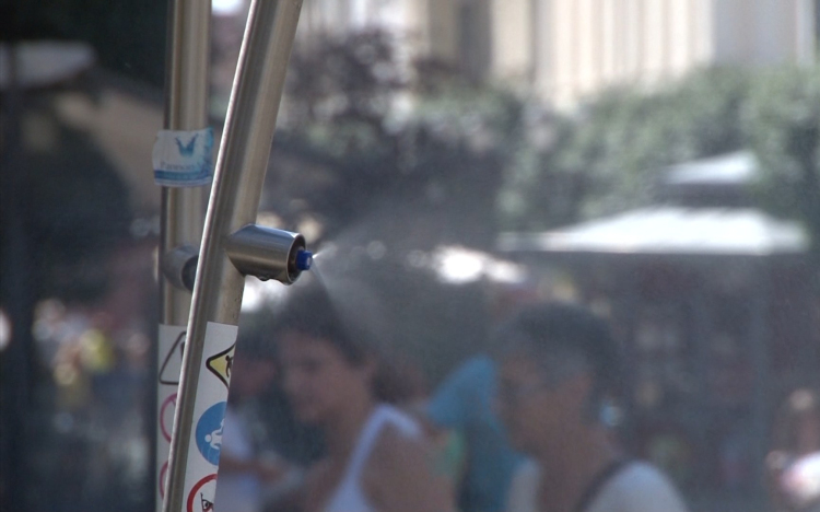 Párakapuk hűsítik a győrieket