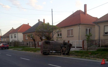 Felborult egy autó  82-es főúton, Nyúl belterületén