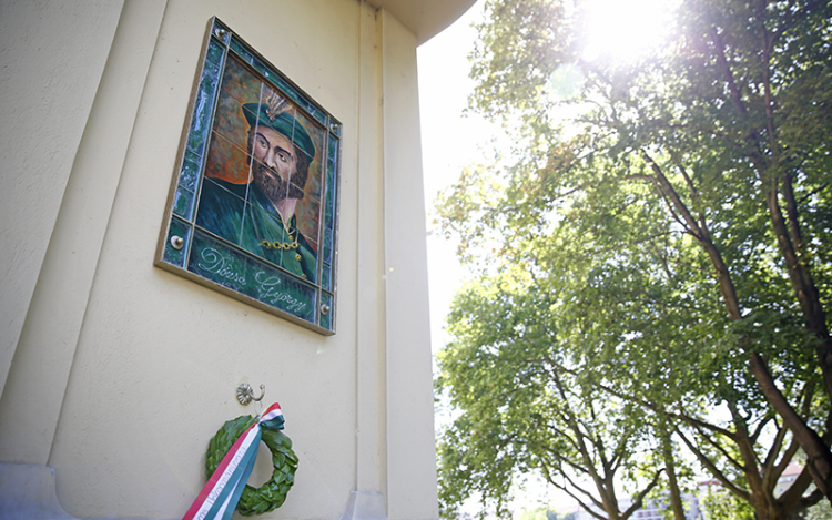 Leleplezték Dózsa György kerámiaképét Révfaluban