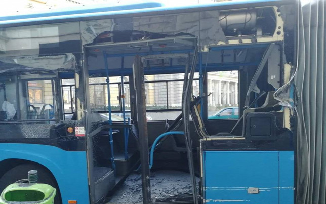 Leszakította egy busz felét a kukásautó a Keletinél 