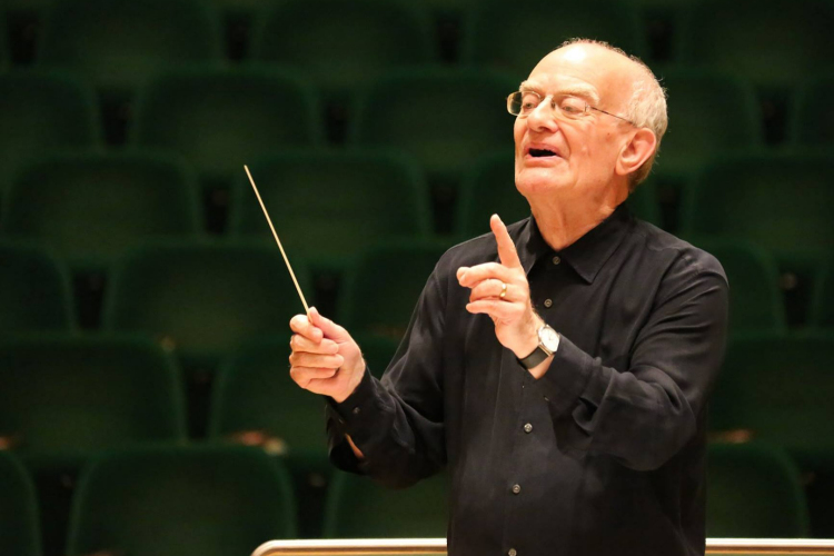 Megtréfálták a 70 éves komponistát