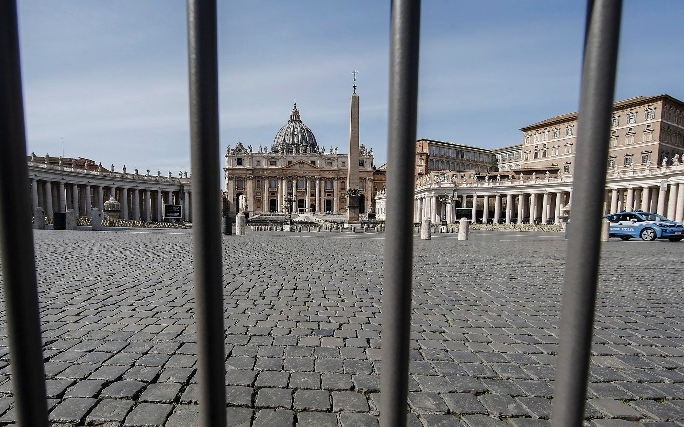 Kiürültek Róma utcái: Lezárták a Szent Péter teret és a Szent Péter- bazilikát