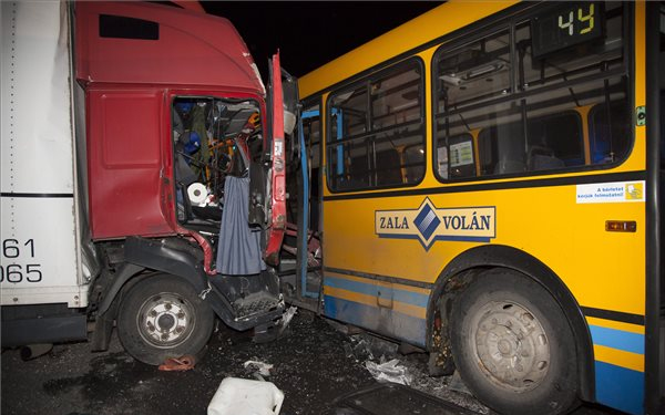 Busz és teherautó karambolózott Zalaegerszegen
