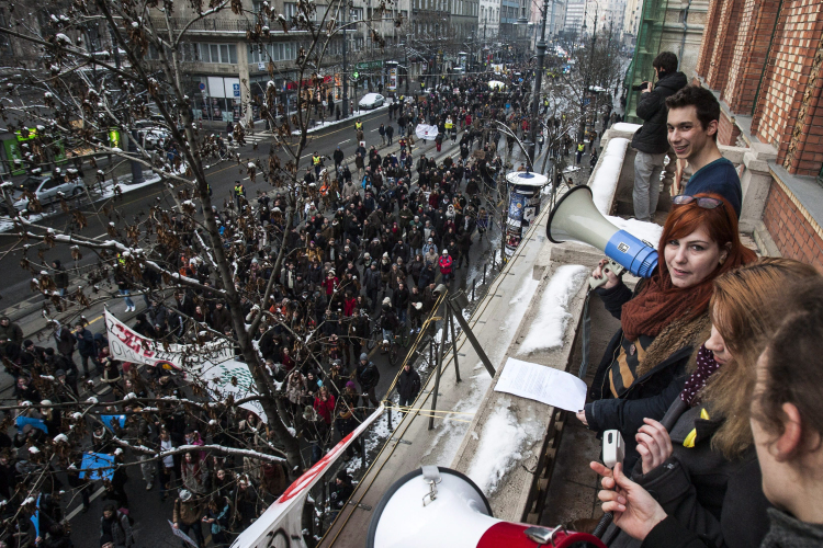 Hallgatói tiltakozás - Elindult a Középiskolai Hálózat menete a Parlament felé