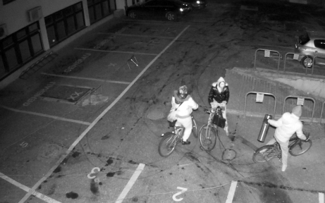 Hamutartót loptak Győrben, keresi őket a rendőrség