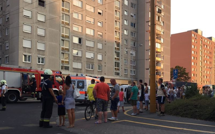 Felborult egy autó a Szigeti Attila úton - Fotók