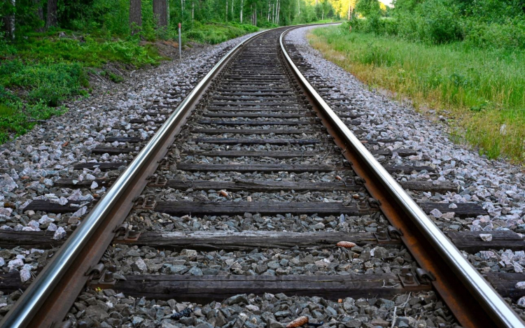 Két tehervonat ütközött össze Biatorbágynál, emiatt nem járnak a vonatok a győri vonalon