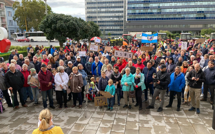 “Nem leszünk Gyárszentiván” – Civilek tüntettek az ipari park bővítése ellen