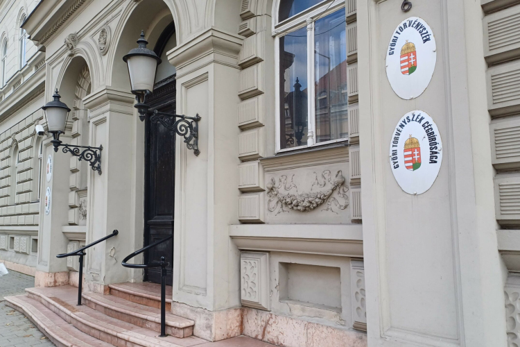 Kábítószert árult a győri család