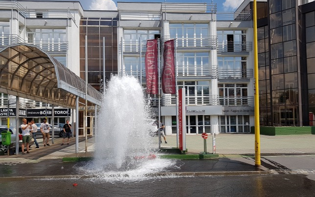 Ömlik egy tűzcsapból a víz Budán