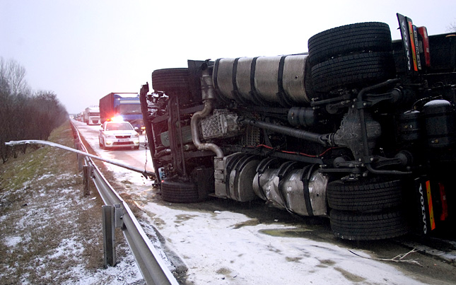 Baleset miatt félpályás útzár van a 86-oson Csornánál
