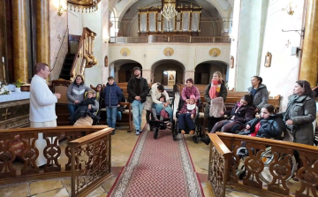 Lassulni tanítanak a „kacifántosok”