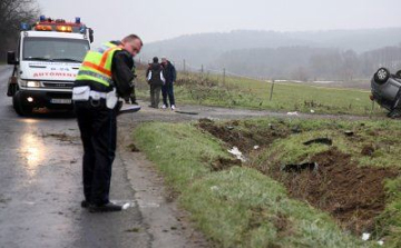 Ketten megsérültek, amikor felborult egy autó a 75-ös úton