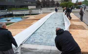Lekerül a burkolat a győri szökőkutakról