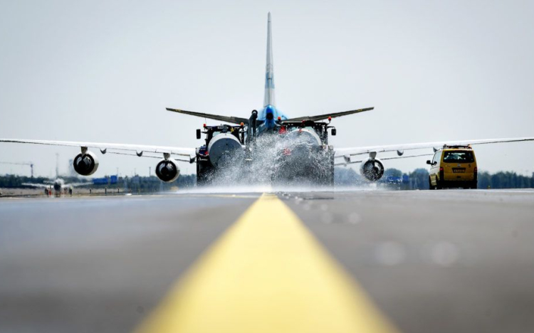 Utasok tömege rekedt a földrész egyik legforgalmasabb repülőterén