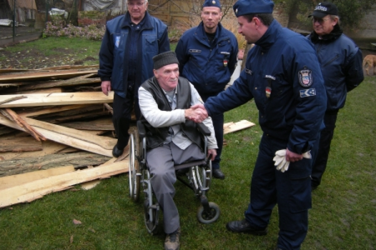Jó ilyet látni! Időseknek segítenek a rendőrök