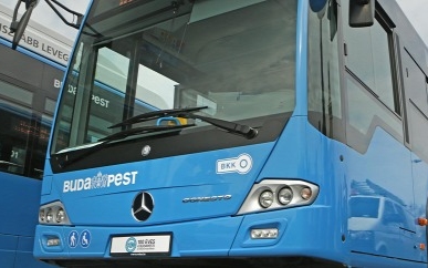 Oszlopnak ment egy busz Budapesten