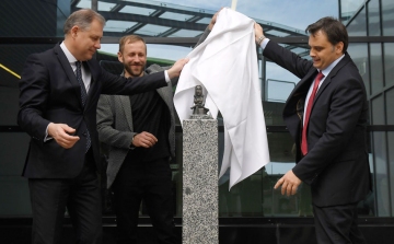 Liszt Ferenc szobrot avattak a nemzetközi reptéren