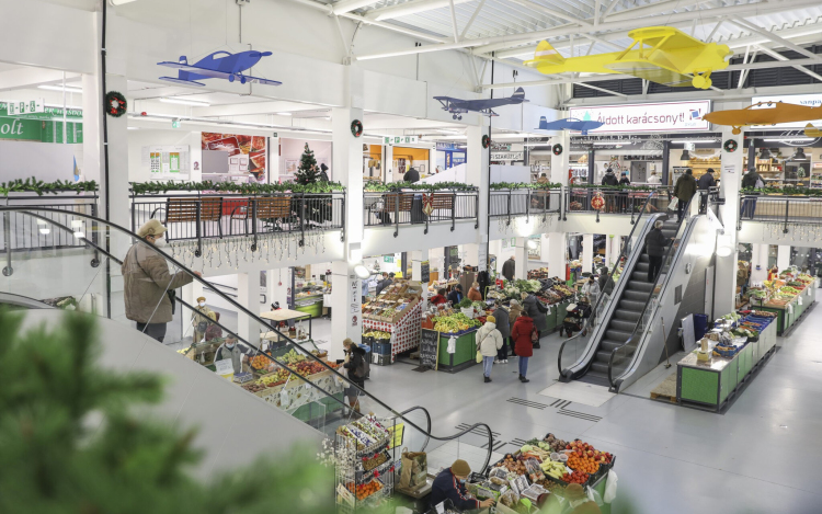 Beindult a karácsonyi forgatag a vásárcsarnokban is