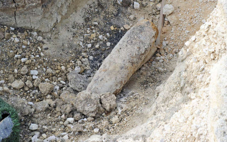 FRISSÍTVE: 50 kilós világháborús robbanószerkezetet hatástalanítanak Budapesten