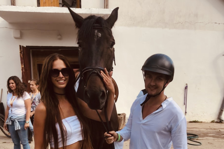 A Drága örökösök sztárja szépségkirálynővel fotózkodott az Érdi Vágtán