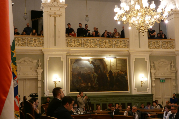 Nem oszlatta fel magát a közgyűlés